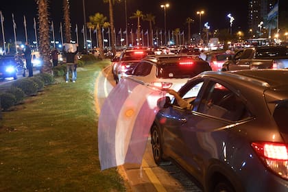 Una multitudinaria caravana se manifestó el lunes pasado en el centro de Tigre para pedir que se flexibilice la cuarentena