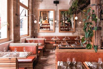 Carbón fue integramente diseñado por Sabrina Goldin. Marmol, madera y cristal fueron algunos de los materiales que eligió para el restaurante.