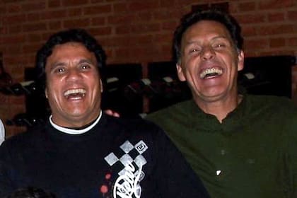 Carcajadas junto con Miguel Ángel Russo, el último entrenador en la carrera del "Negro" Enrique en la Argentina