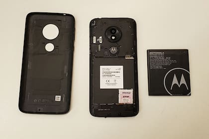 Carcasa de plástico desmontable y una batería removible, dos particularidades en el diseño del Moto E5 Play