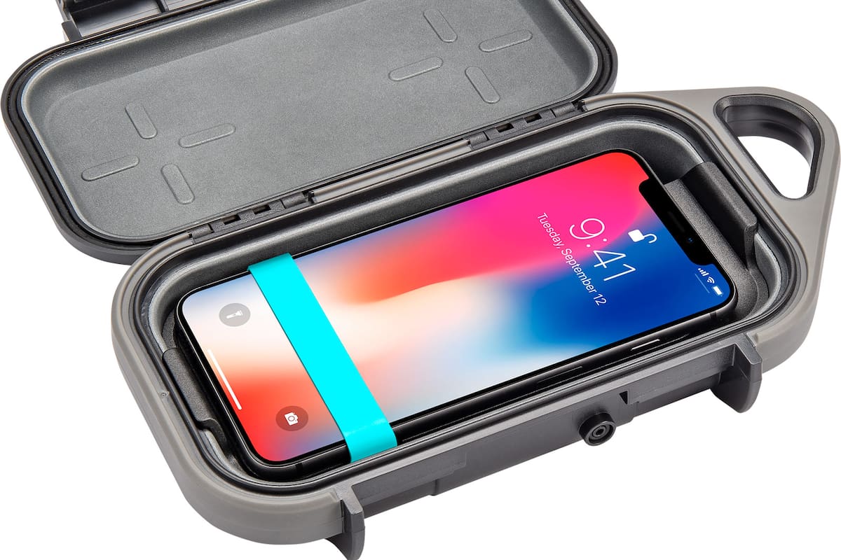 Carcasa para el celular con doble propósito: lo carga y lo protege.