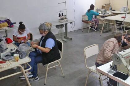 Cárceles solidarias. Presas hicieron y donaron 180 pelucas para pacientes oncológicos