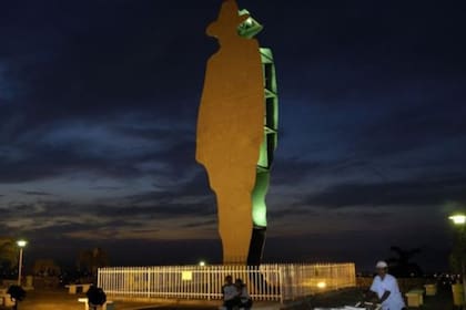 Cardenal también incursionó en la escultura. Y esta silueta de Sandino, que domina Managua, es obra suya