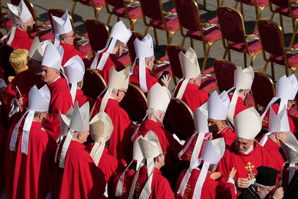 Cardenales toman asiento para asistir al funeral del papa Francisco, en la Plaza de San Pedro del Vaticano, el 26 de abril de 2025. (AP Foto/Gregorio Borgia)