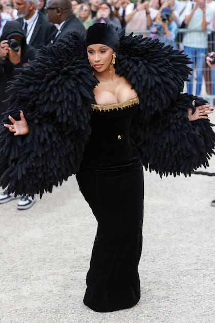 Cardi B hizo su entrada triunfal con vestido largo de terciopelo y detalles dorados de Schiaparelli y un abrigo oversized de plumas.