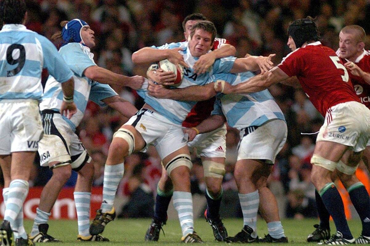 Cardiff, 2005; Mariano Sambucetti enrosca la pelota y es enroscado por compañeros y rivales en el memorable British and Irish Lions 25 vs. los Pumas 25.