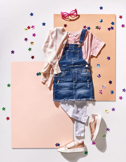 Cárdigan rosado de hilo (Paula Cahen d’Anvers), remera de algodón (Teenitas), enterito de jean (Rapsodia Girls), leggins (Mimo Co), zapatillas (Kickers)