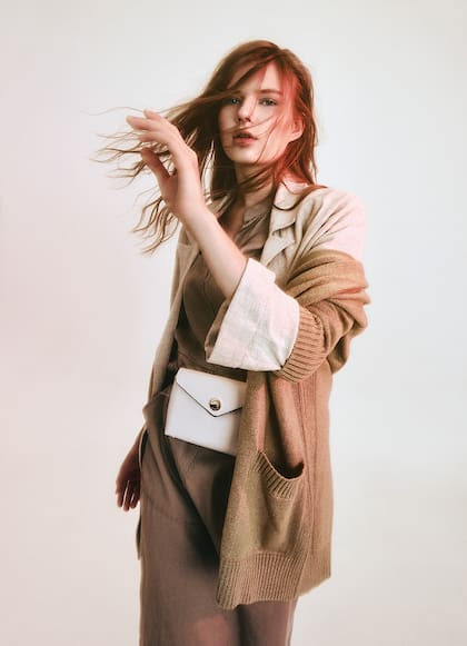 Cardigan tejido (Uma), blazer de lino con botones (Cibeles), vestido camisero con cuello mao (Cibeles), riñonera de cuero (Blaquè)