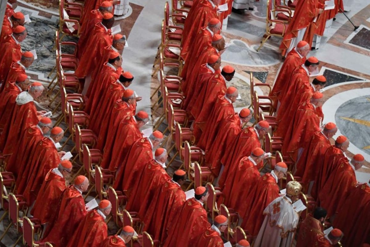 Cardinale Giovanni Battista Re; Elección del nuevo Papa; Vaticano; Italia; Cónclave; Basílica de San Pedro