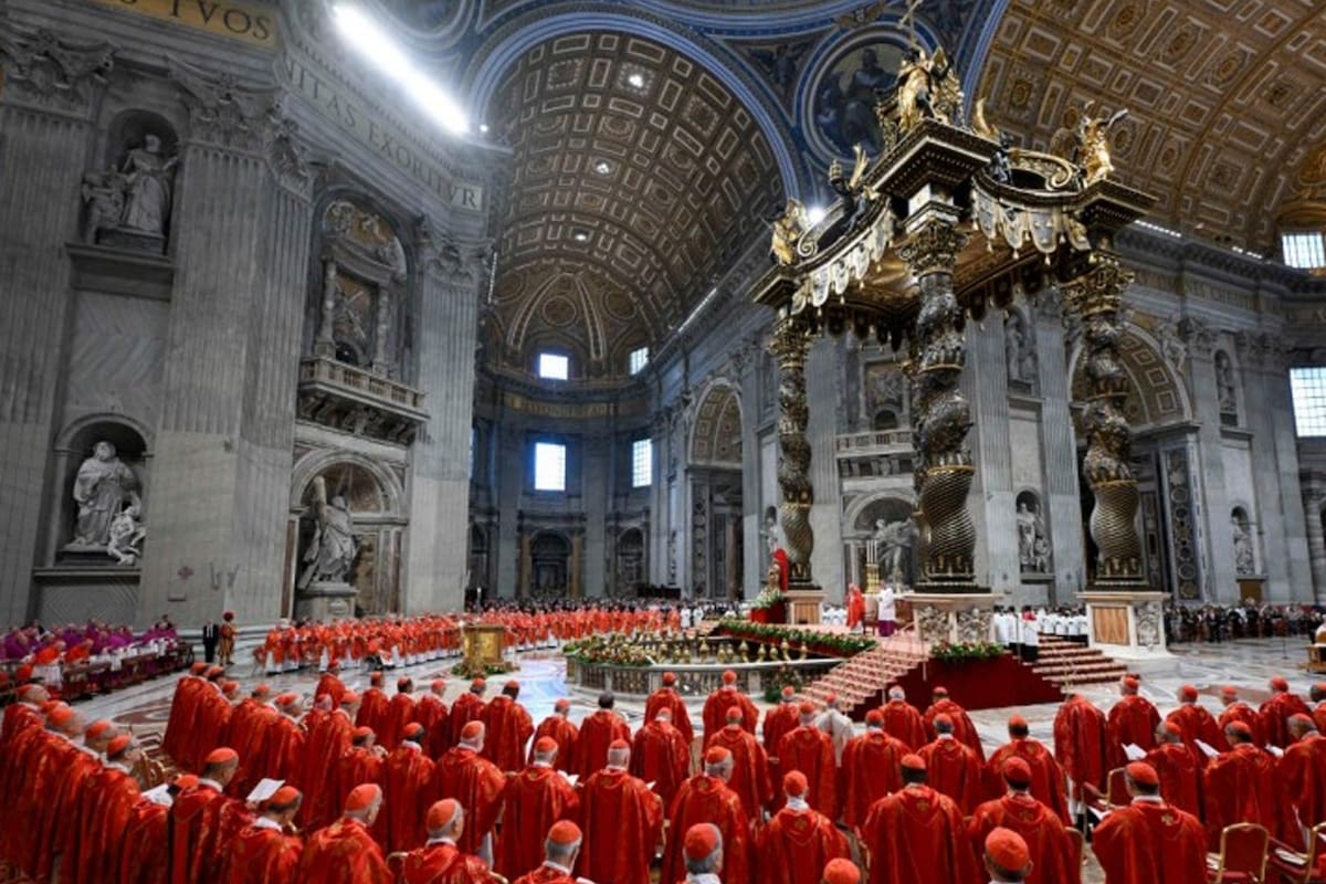 Cardinale Giovanni Battista Re; Elección del nuevo Papa; Vaticano; Italia; Cónclave; Basílica de San Pedro