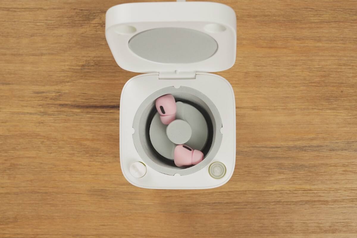 Cardlax EarBuds Washer tiene un cepillo para quitar la cera del auricular y una esponja, dentro de la caja, que gira y limpia el plástico
