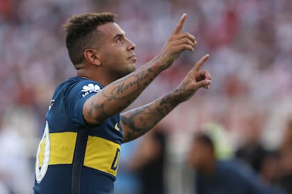 Cardona celebra su golazo a River, en noviembre de 2017