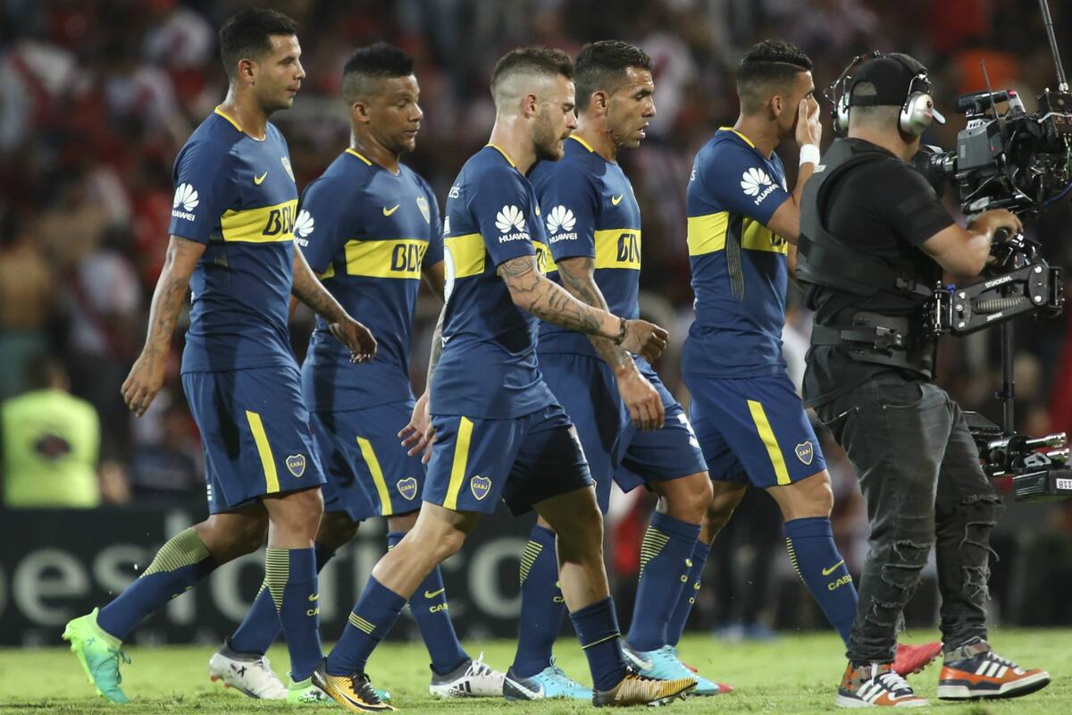 Cardona facilitó el penal, Tevez estuvo ausente en Mendoza; desperdiciaron chances de congraciarse con los hinchas