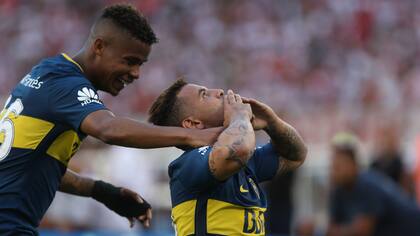 Edwin Cardona festeja el gol que le acaba de marcar a River en el Estadio Monumental