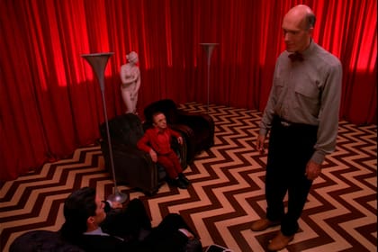 Carel Struycken junto a Kyle MacLachlan y Michael J. Anderson en una escena de Twin Peaks