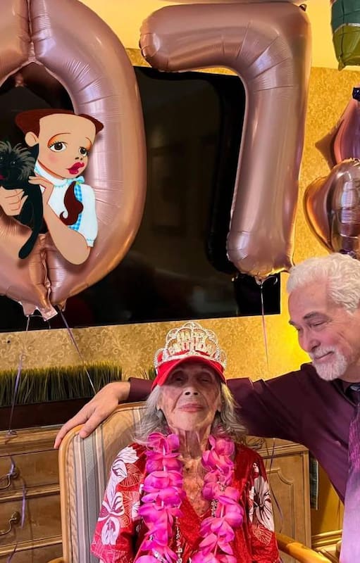 Caren, en su festejo de 107 años, junto al ilustrador de Disney David Woodman, que le regaló el dibujo de Dorothy con su perro Toto
