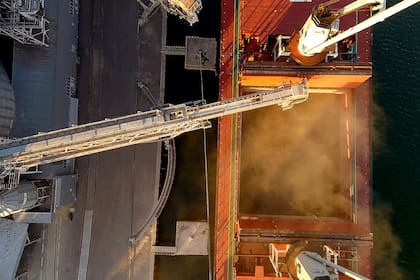 Carga de granos en un barco