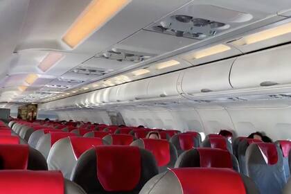 Carga ligera de pasajeros durante un vuelo de Madrid a Roma, 3 de marzo de 2020, en esta captura de pantalla obtenida de un video viral