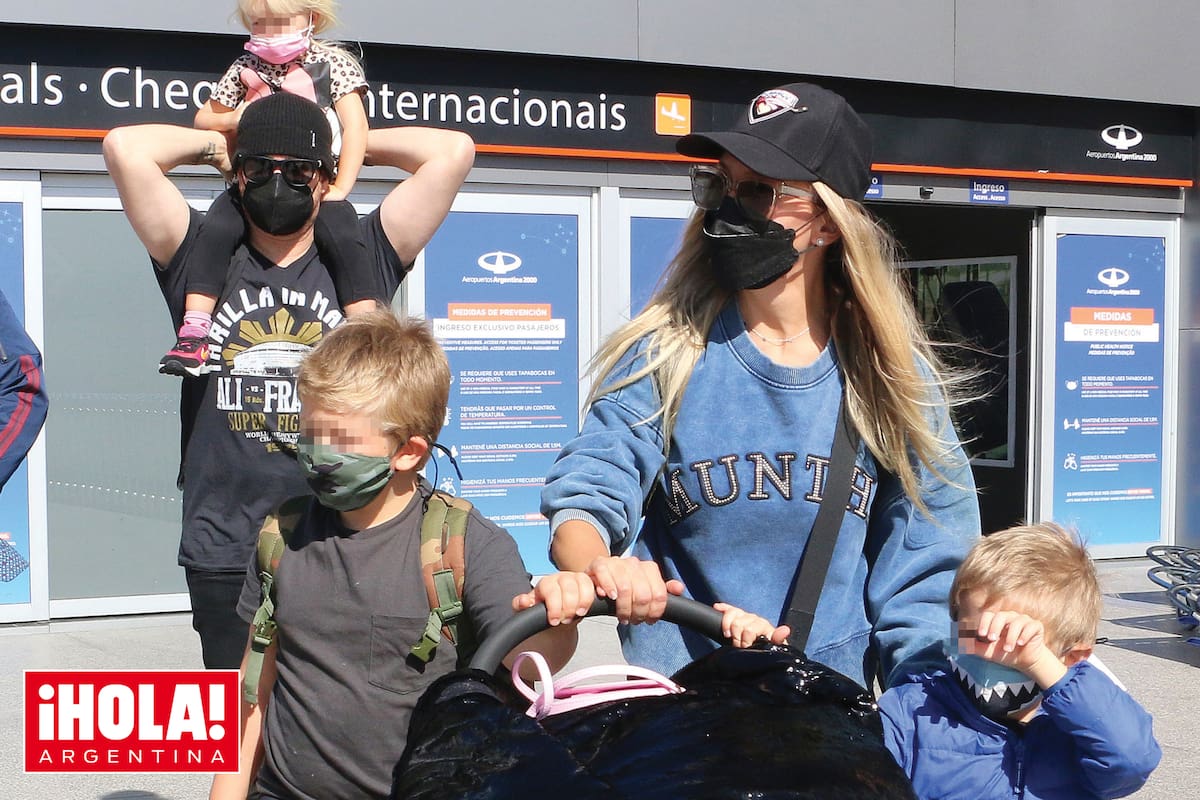 Cargados de equipaje y todos con barbijo, los Lopilato-Bublé aterrizaron en Ezeiza el domingo 3.