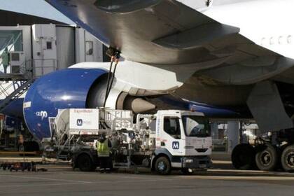 Cargar combustible es más caro en algunos aeropuertos que en otros