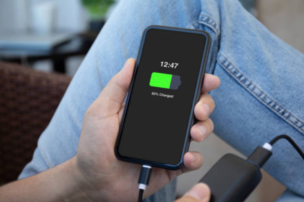 Cargar correctamente el celular es fundamental para preservar la vida útil de la batería (Foto Pexels)