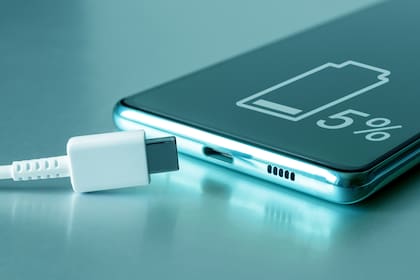 Cargar correctamente el celular es necesario para extender su vida útil