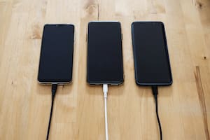 Cargar el celular durante toda la noche puede traer riesgos para el dispositivo, su batería y aumenta el peligro de incendio