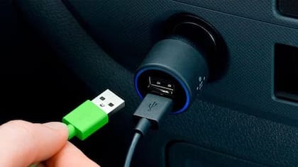 Cargar el celular en el auto no es lo recomendado