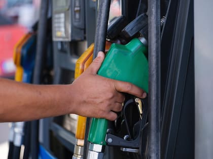 Cargar nafta en Argentina es hasta un 40% más caro tras la devaluación y los aumentos del combustible