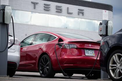 Cargar un Tesla es considerablemente más barato que repostar gasolina en un Nissan