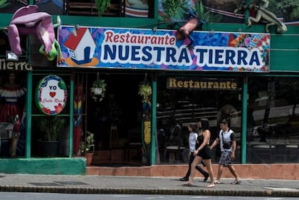 Han surgido movimientos ciudadanos que se oponen a lo que califican como una "invasión" de millonarios en las zonas costeras.