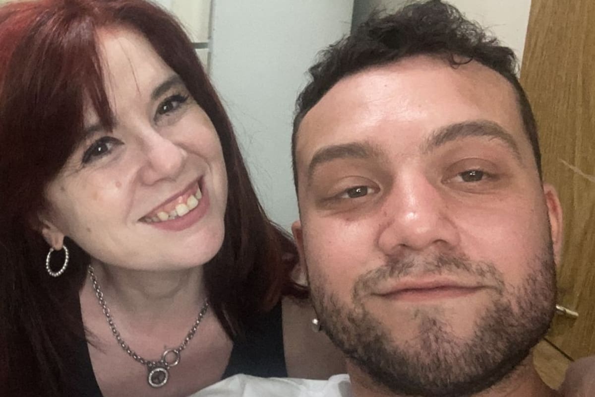 Carina junto a uno de sus hijos, Julián, que le hizo esa pregunta cuando se enteró que su mamá tenía cáncer.