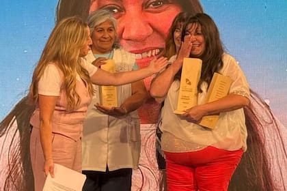 Carina Morales, a pura emoción, recibe su merecido premio