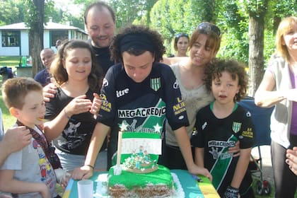 Carina, su ex marido y sus hijos en un festejo familiar.