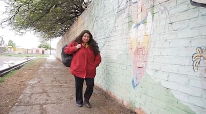 Carina trabaja en varias escuelas de su barrio, en Las Heras, Mendoza