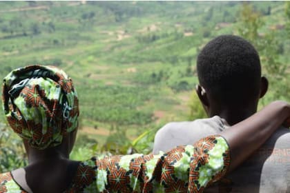 Carine y su hijo Jean-Pierre, uno de miles de niños nacidos como resultado de violaciones durante el genocidio ocurrido en 1994 en el país africano