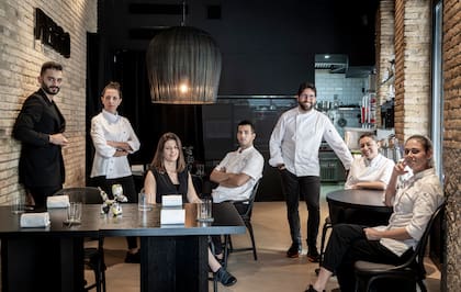 Carito y Germán junto al equipo completo de Fierro, orgullosos tras el galardón.