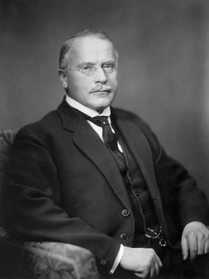Carl Jung participó de investigaciones sobre asociaciones verbales, los procesos inconscientes y la interpretación de los símbolos.