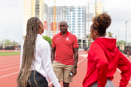 Carl Lewis en la Universidad de Houston en su rol de entrenador, junto con sus alumnos