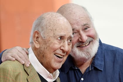 Carl Reiner junto a su hijo, el actor y director Rob Reiner