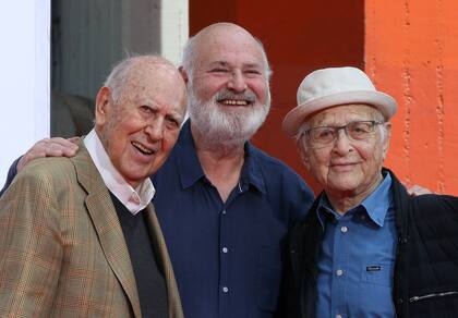 Carl Reiner junto a su hijo Rob Reiner y el escritor Norman Lear en 2017