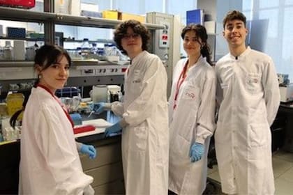 Carla Acosta García (la primera de derecha a izquierda) participó junto a otros ocho estudiantes en el CNIC