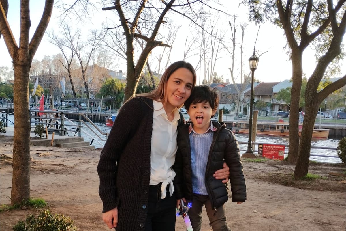 Carla Báez es mamá de Axel, que fue diagnosticado con TEA: "La maestra de la sala de 4 me dijo que nunca tuvo un chico así, por eso yo tengo que acompañarlo en el aula". Foto: gentileza