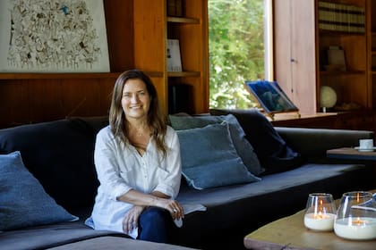 Carla Bechelli, retratada en el sofá en “L” (Negro).