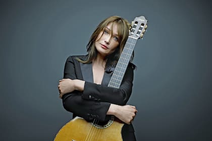 Carla Bruni habló de su lucha contra las adicciones al alcohol y al tabaco: “Durante mucho tiempo fueron para mí un verdadero apoyo. Me permitían anestesiar ciertas emociones, ciertos dolores y mantenerme en pie”