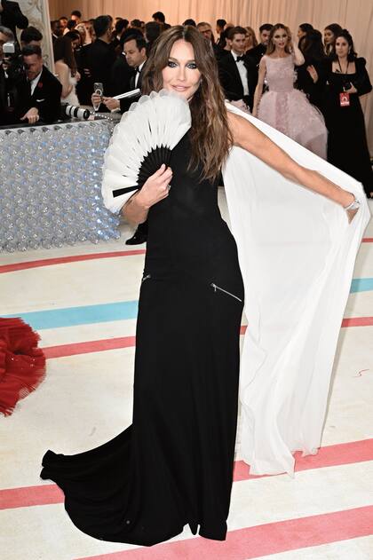 Carla Bruni, íntima de Karl por más de treinta años, llevó un vestido de crepé que se presentó en la pasarela en 2001 para la firma homónima del diseñador. Hun Kim, actual director creativo de la marca, le agregó un pañuelo de seda drapeado en el escote.