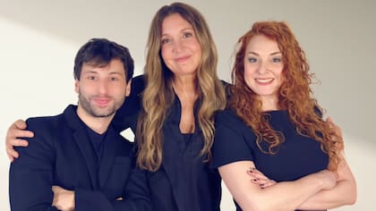 Carla Calabrese, directora artística del Teatro Maipo, junto a Lali Vidal y Fede Fedele, los directores de la obra Familia, sustantivo femenino
