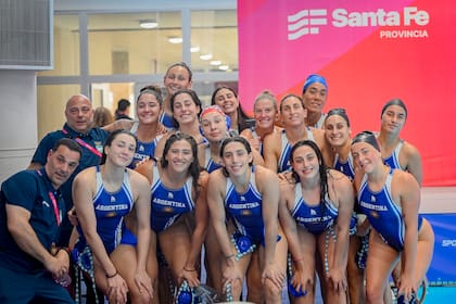 Carla Comba, arriba a la derecha con gorra celeste, es la capitana de las Tiburonas