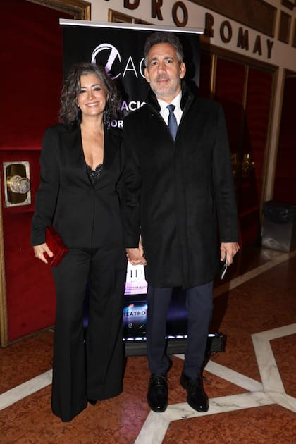 Carla Conte llegó junto a su pareja, Ezequiel Corbo. La actriz de El chat de mamis fue otra de las que optó por un sobrio traje sastrero para esta ocasión. Un clutch en colorado le dio un toque de color a su imagen