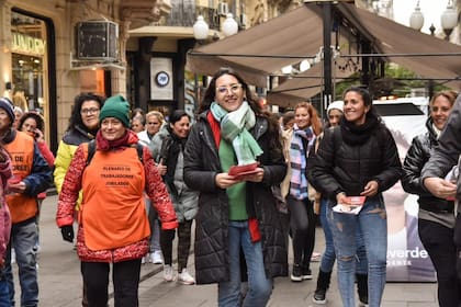 Carla Deiana, la candidata del FIT, recorrió la peatonal de Rosario antes de cerrar en la capital provincial